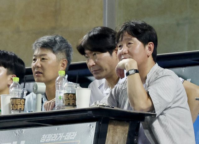 류지현 대표팀 감독(오른쪽 첫 번째)은 19일 미국으로 출국해 한국계 메이저리거들을 만나 2026 WBC 출전 의사를 타진할 계획이다.｜뉴시스