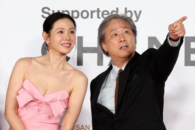 [부산=뉴시스] 박진희 기자 = 영화 ‘어쩔수가없다’ 감독 박찬욱과 배우 손예진이 17일 부산 해운대구 영화의전당에서 제30회 부산국제영화제 개막식 레드카펫 행사에 참석하고 있다. 2025.10.17. pak7130@newsis.com