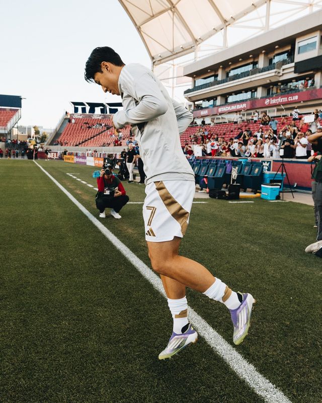 손흥민이 18일(한국시간)&nbsp;미국 유타주 샌디의 아메리카 퍼스트 필드에서 열린 솔트레이크와 원정경기 전반전에만 두 골을 몰아쳤다. 경기 시작 전 몸을 풀기 위해 그라운드에 들어서는 손흥민. 사진출처｜LAFC 페이스북