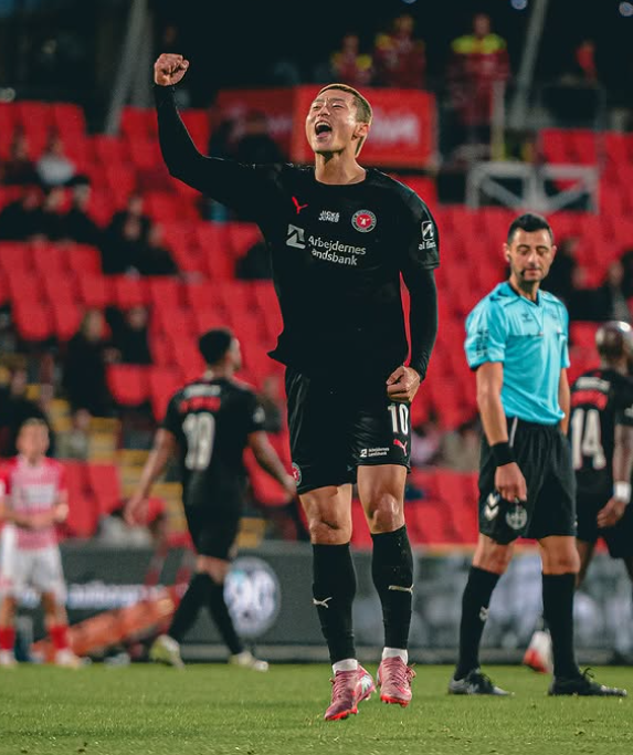 미트윌란 조규성이 18일(한국시간) 덴마크 올보르의 포틀랜드 파크에서 열린 올보르 BK와 2025~2026시즌 DBU 컵 32강 원정경기에서 2-0으로 앞선 후반 29분 골을 터트린 뒤 포효하고 있다. 무릎부상과 합병증으로 지난 시즌을 통째로 날린 그는 지난해 5월 13일 오르후스전 이후 493일만에 골맛을 봤다. 사진출처│미트윌란 인스타그램