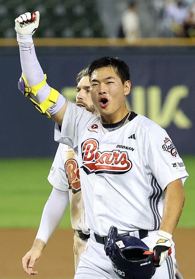 두산 홍성호가 18일 잠실 키움전에서 9회말 대타로 나서 끝내기 안타를 쳐내며 팀의 3-2 승리를 이끌었다. 데뷔 첫 끝내기 안타를 쳐낸 홍성호가 주먹을 불끈 쥐며 기뻐하고 있다. 잠실｜뉴시스