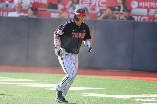 LG 김현수가 18일 수원KT위즈파크에서 열린 KT와 더블헤더 제1경기 4회초 선제 득점을 올린 뒤 미소짓고 있다. LG는 김현수의 활약에 힘입어 KT를 6-2로 제압했다. 사진제공｜LG 트윈스
