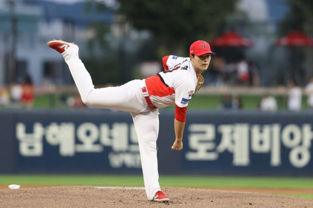 KIA 김태형은 미래 1선발 재목이라는 평가에 알맞은 힘찬 투구를 16일 광주 한화전에서 선보였다. 시즌 막판 균열이 생긴 선발진의 희망으로 떠오르고 있다. 사진제공｜KIA 타이거즈