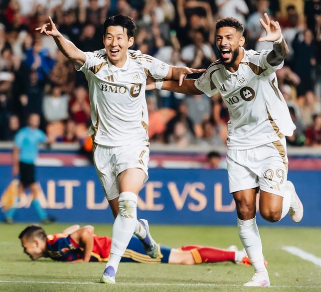 LAFC 손흥민(왼쪽)과 새로운 ‘짝꿍’ 드니 부앙가가 18일(한국시간) 유타주 아메라카퍼스트필드에서 열린 레알 솔트레이크와 MLS 원정경기를 4-1 대승으로 마친 뒤 기뻐하고 있다. 이날 손흥민은 데뷔 첫 해트트릭을 뽑았다. 사진출처｜LAFC 페이스북