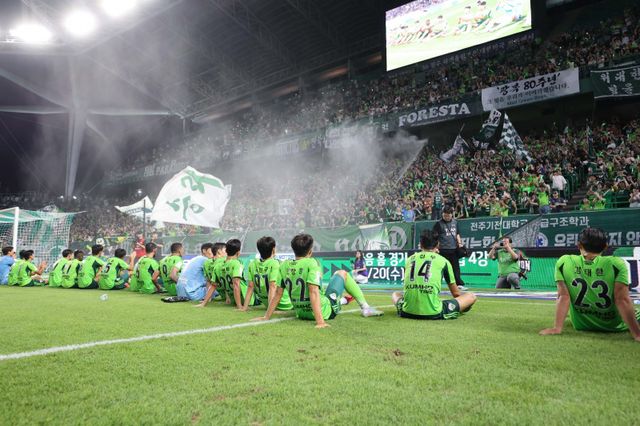전북은 20일 전주성에서 열릴 김천전을 이기면 대전하나시티즌, 포항 스틸러스 등 2위권 팀들의 경기 결과에 따라 27일 서울월드컵경기장에서 통산 10번째 대관식을 치를 수 있다. 사진제공｜한국프로축구연맹
