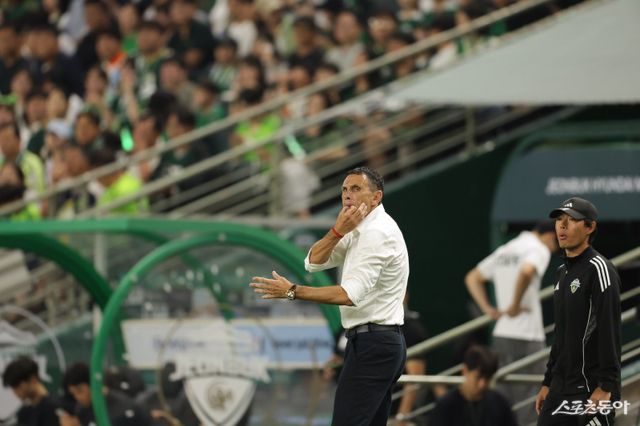 전북은 20일 전주성에서 열릴 김천전을 이기면 대전하나시티즌, 포항 스틸러스 등 2위권 팀들의 경기 결과에 따라 27일 서울월드컵경기장에서 통산 10번째 대관식을 치를 수 있다. 그러나 거스 포옛 감독은 긴장을 늦추지 않는다. 사진제공｜한국프로축구연맹