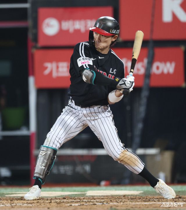 LG 신민재가 16일 수원KT위즈파크에서 열린 KT와 원정경기 도중 안타를 치고 있다. 사진제공｜LG 트윈스