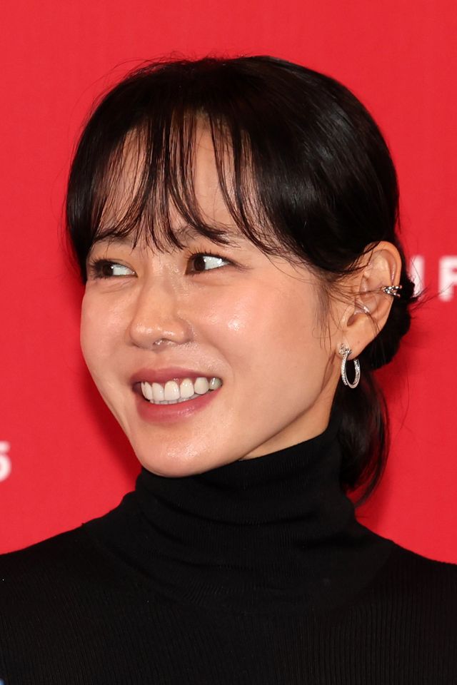 [부산=뉴시스] 박진희 기자 = 제30회 부산국제영화제 개막작 ‘어쩔수가없다’ 배우 손예진이 17일 부산 해운대구 영화의전당 중극장에서 기자회견을 하고 있다. 2025.10.17. pak7130@newsis.com