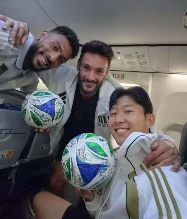 LAFC 영웅들이 18일(한국시간) 유타주 아메리카퍼스트필드에서 열린 레알 솔트레이크와 MLS 원정경기를 마친 뒤 한자리에 모였다. 해트트릭을 성공시킨 손흥민과 토트넘에서도 한솥밥을 먹은 프랑스 베테랑 골키퍼 위고 요리스, 직전 경기에서 해트트릭을 뽑은 ‘단짝’ 드니 부앙가(왼쪽부터)가 매치볼을 들고 포즈를 취했다. 사진출처｜LAFC 페이스북