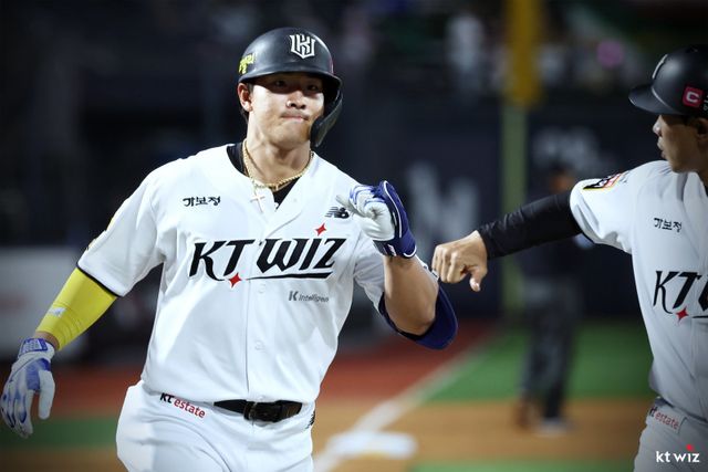 KT 안현민의 독주 체제로 전개되던 ‘2025 신한 SOL 뱅크 KBO리그’ 타격왕 경쟁에 롯데 레이예스, 두산 양의지, 삼성 김성윤이 가세해 4파전으로 재편됐다. 안현민과 김성윤의 격차가 7리에 불과해 막판까지 치열한 다툼이 전개될 전망이다. 사진제공｜KT 위즈
