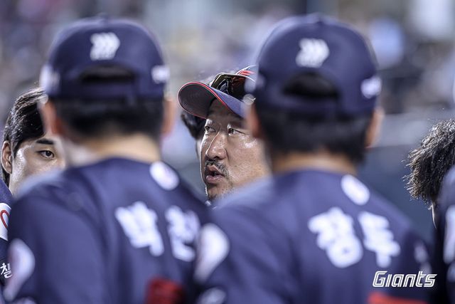 롯데 선수들이 2일 잠실구장에서 열린 LG와 원정경기도중 이병규 롯데 타격코치와 대화를 나누고 있다. 사진제공｜롯데 자이언츠