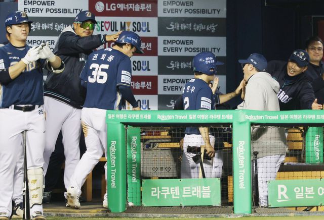 이호준 NC 감독(왼쪽 2번째)은 베테랑들이 후반기 순위 싸움에 관해 스트레스받지 않길 원하고 있다.｜뉴시스