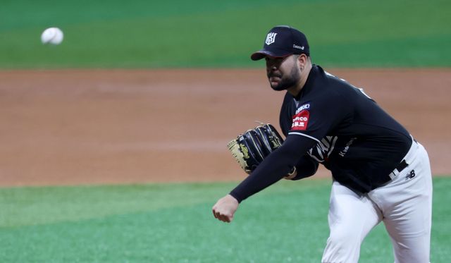 KT 헤이수스는 지난달 31일 수원 KIA와 홈경기에서 구원등판했다. 팀은 잔여 일정 기간 선발투수를 불펜투수로 활용하려고 한다.｜뉴시스