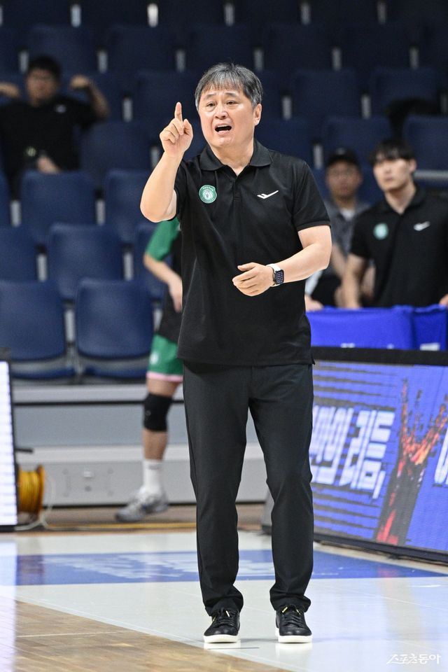 하나은행 지휘봉을 잡고 처음 여자선수들을 지도하는 이상범 감독은 2일 사직체육관에서 열린 덴소와 ‘2025 BNK금융 박신자컵’ 조별리그 2차전을 마친 뒤 “여자농구에 팽배해져 있는 ‘언니 농구’ 문화를 바꾸겠다”고 격정을 토로했다. 경기 도중 작전을 지시하는 이 감독. 사진제공｜WKBL