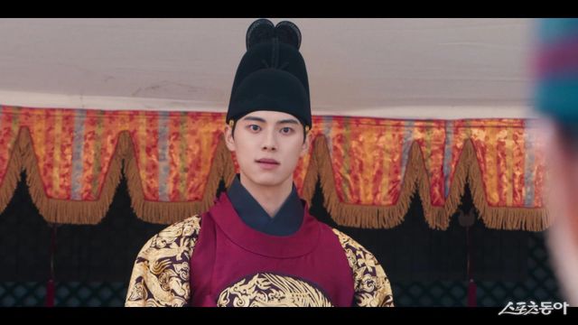 tvN 드라마 ‘폭군의 셰프’가 임윤아와 이채민의 독보적인 ‘연상연하’ 케미스트리를 동력으로 흥행 독주를 이어간다. 4회차에 올해 tvN 드라마 가운데 최고 시청률을 기록했으며 넷플릭스 글로벌 TV 시리즈 부문에서는 3위에 오르는 기염을 토했다. 사진출처 | tvN ‘폭군의 셰프’ 캡처