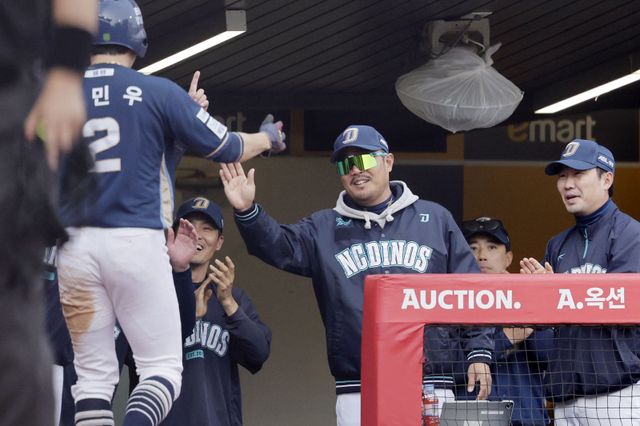 이호준 NC 감독은(가운데) 베테랑들이 후반기 순위 싸움에 관해 스트레스받지 않길 원하고 있다.｜뉴시스