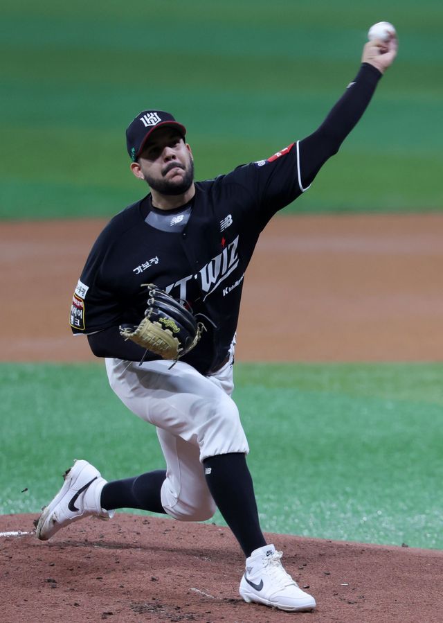 KT 헤이수스는 지난달 31일 수원 KIA와 홈경기에서 구원등판했다. 팀은 잔여 일정 기간 선발투수를 불펜투수로 활용하려고 한다.｜뉴시스