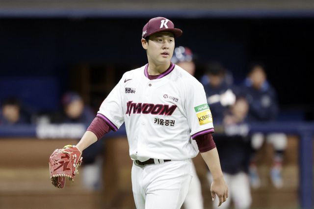 키움 정현우는 2025 KBO 신인드래프트에서 1라운드 전체 1순위 지명을 받았다. 올 시즌 어깨 부상으로 잠시 쉬어간 시간도 있었지만, 팀 선발 한자리를 확실하게 차지하며 키움 마운드의 미래를 밝혔다. 전체 2순위 지명을 받은 한화 정우주와 함께 높은 잠재성을 드러내고 있다. 뉴시스