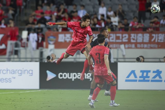 축구대표팀 센터백 김주성이 7월 용인미르스타디움에서 열린 E-1 챔피언십 3차전 일본전에서 헤더를 하고 있다. 사진제공｜대한축구협회