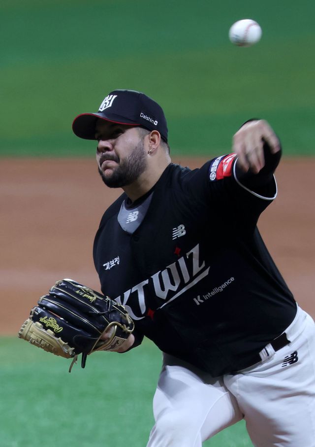 KT 헤이수스는 지난달 31일 수원 KIA와 홈경기에서 구원등판했다. 팀은 잔여 일정 기간 선발투수를 불펜투수로 활용하려고 한다.｜뉴시스