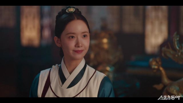 tvN 드라마 ‘폭군의 셰프’가 임윤아와 이채민의 독보적인 ‘연상연하’ 케미스트리를 동력으로 흥행 독주를 이어간다. 4회차에 올해 tvN 드라마 가운데 최고 시청률을 기록했으며 넷플릭스 글로벌 TV 시리즈 부문에서는 3위에 오르는 기염을 토했다. 사진출처 | tvN ‘폭군의 셰프’ 캡처