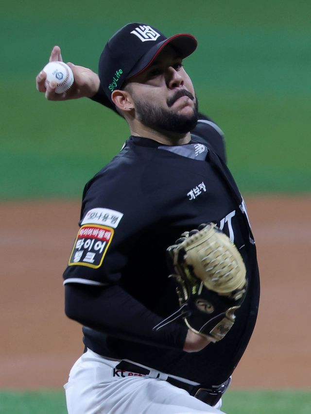 KT 헤이수스는 지난달 31일 수원 KIA와 홈경기에서 구원등판했다. 팀은 잔여 일정 기간 선발투수를 불펜투수로 활용하려고 한다.｜뉴시스