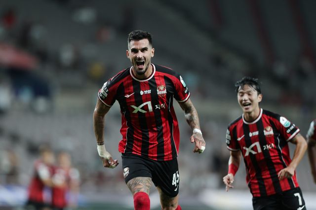 서울 공격수 둑스(왼쪽)가 21일 서울월드컵경기장에서 열린 광주와 K리그1 홈경기에서 후반 22분 자신의 시즌 4호골을 터트린 뒤 환호하고 있다. 사진제공｜한국프로축구연맹