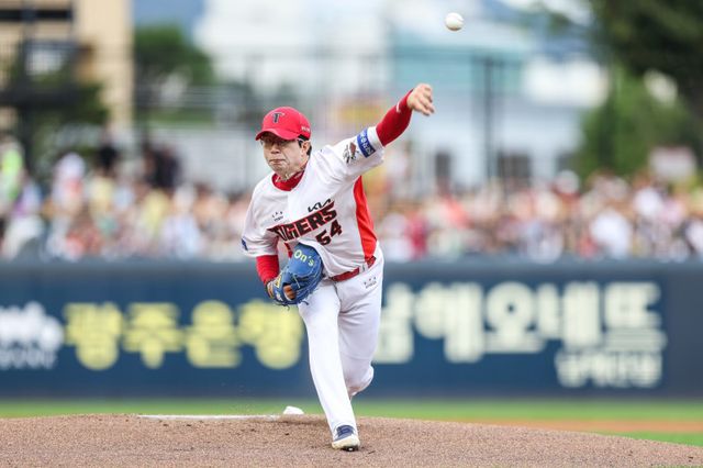 KIA 양현종은 20일 광주 NC전서 KBO리그 최초 11시즌 연속 세 자릿수 탈삼진을 기록했다. 그는 올해 이탈없이 선발진을 지키며 여러 대기록에 조금씩 다가서고 있다. 사진제공｜KIA 타이거즈