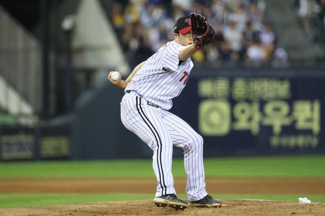 LG 함덕주가 20일 잠실구장에서 열린 삼성전에 등판해 힘차게 공을 던지고 있다. 함덕주는 이날 직구 최고 구속이 시속 144㎞까지 나왔다. 함덕주의 구속 상승은 좌완 불펜이 부족한 LG에 매우 큰 희소식이다. 사진제공｜LG 트윈스