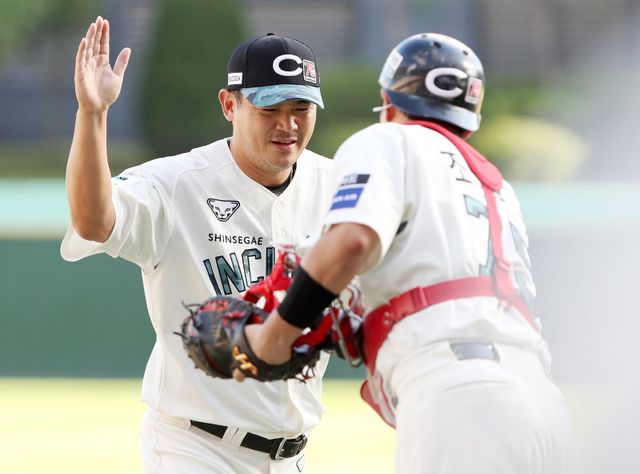 SSG 노경은(왼쪽). 사진제공｜SSG 랜더스