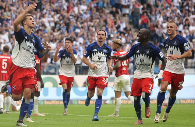 함부르크 부슈코비치(왼쪽 끝)가 21일(한국시간) 독일 폴크스바르크슈타디온에서 열린 하이덴하임과 2025~2026시즌 분데스리가 4라운드 홈경기에서 전반 42분 선제골을 넣은 뒤 기뻐하고 있다. 앞서 전반 28분 결정적 골 찬스를 날린 뒤 분을 이기지 못해 골대에 주먹을 휘두른 탓에 오른쪽 손가락 2개가 골절됐지만, 이날 골을 기록하며 팀의 2-1 승리와 7년 만의 분데스리가 승리에 앞장섰다. 사진출처│분데스리가 홈페이지