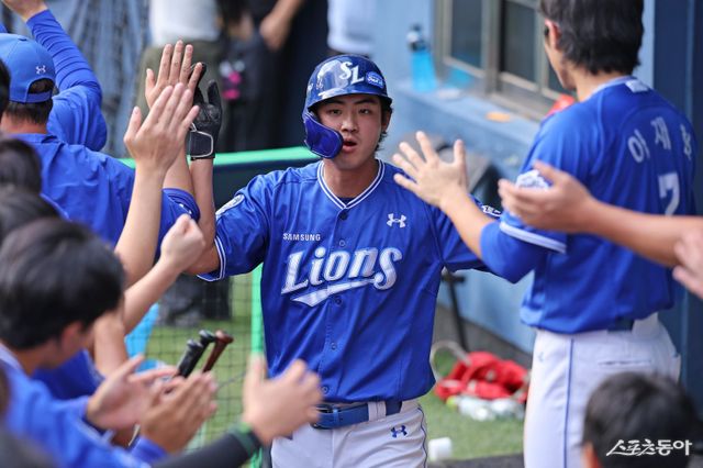 삼성 구자욱이 20일 잠실구장에서 열린 LG전 도중 득점을 올린 뒤 동료들과 손뼉을 마주치고 있다. 구자욱은 이날 수비 도중 미끄러진 탓에 왼쪽 무릎 불편 증세를 호소했다. 사진제공｜삼성 라이온즈