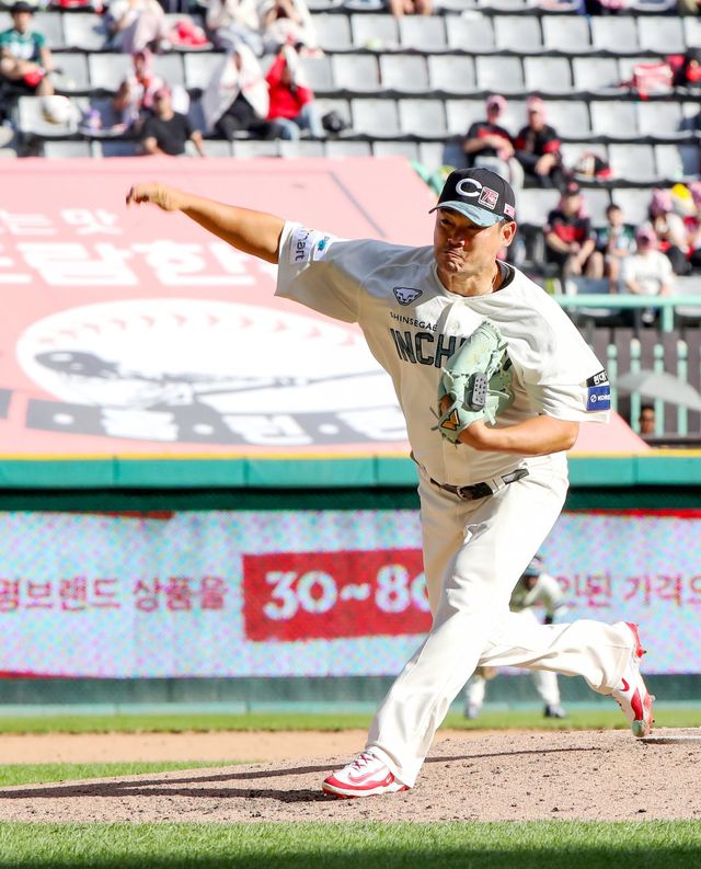 SSG 노경은이 21일 인천SSG랜더스필드에서 열린 두산전에 팀 두 번째 투수로 등판해 힘차게 공을 던지고 있다. 노경은은 이날 15개의 공으로 아웃카운트 6개를 잡았다. 너클볼까지 던지는 자신감을 보이며 팀의 7-3 승리를 이끌었다. SSG 입단 후 4년 연속 75이닝 고지를 돌파했다. 사진제공｜SSG 랜더스