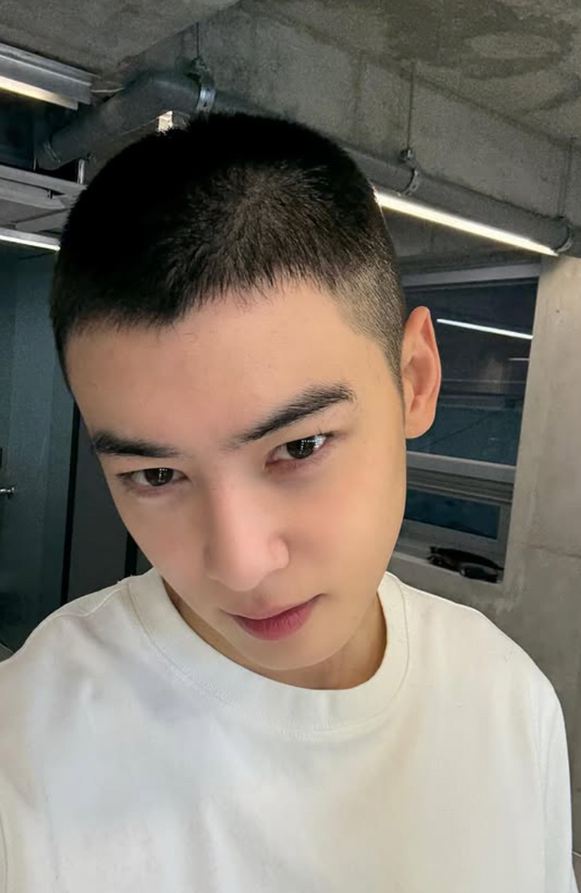 군복무 중인 톱스타 차은우가 출연한 작품이 연달아 스크린에 걸린다. 24일 CGV에서 단독 개봉하는 VR 콘서트 ‘차은우: 메모리즈 인 시네마’와 오는 10월 개봉 예정인 영화 ‘퍼스트 라이드’를 통해 ‘군백기 최소화’를 꾀하는 인상이다. 사진출처 | 차은우 인스타그램