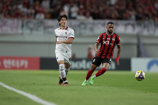 서울 안데르손(오른쪽)과 광주 심상민이 21일 서울월드컵경기장에서 열린 K리그1 경기에서 볼을 다투고 있다. 사진제공｜한국프로축구연맹