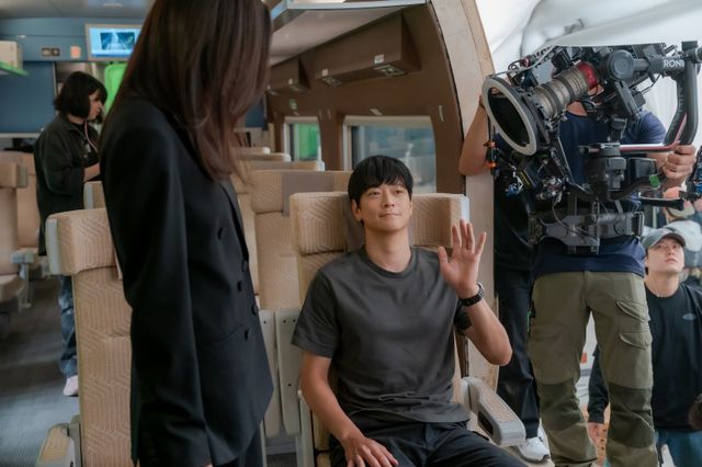 디즈니+ 오리지널 시리즈 ‘북극성’이 배우들의 열정과 웃음이 담긴 훈훈한 비하인드 스틸을 공개해 화제를 모았다.&nbsp;사진제공 | 월트 디즈니 컴퍼니 코리아