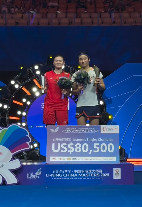 안세영(오른쪽)이 21일 중국 선전체육관에서 열린 한웨와 중국마스터스 마지막 날 여자단식 결승에서 게임스코어 2-0 완승을 거두며 우승한 뒤 시상대에 올라 기념촬영을 하고 있다. 그는 올해 10차례 국제대회 개인전에서 금 7·동메달 2개를 따내며 좋은 모습을 이어갔다. 7월 중국오픈과 지난달 세계선수권(이상 동메달)에서 자신을 괴롭힌 오른쪽 무릎 부상도 완전히 씻어낸 모습이었다. 사진제공│세계배드민턴연맹 인스타그램