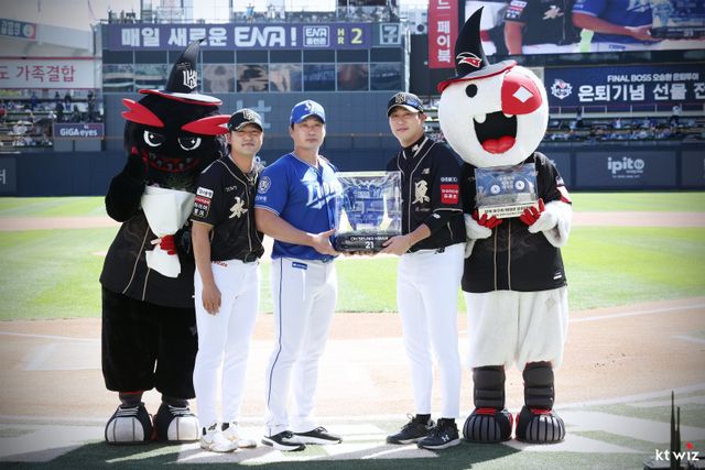 삼성 오승환(왼쪽 2번째)이 21일 수원KT위즈파크에서 열린 KT전을 앞두고 자신의 은퇴투어 선물을 전달한 KT 우규민(오른쪽), 김상수(왼쪽 1번째)와 기념 사진을 촬영하고 있다. 사진제공｜KT 위즈