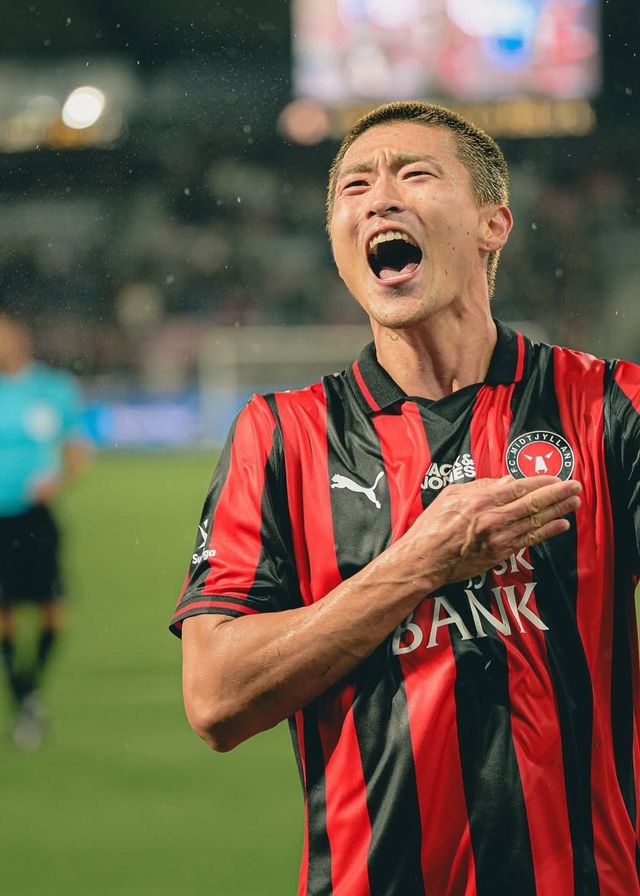 미트윌란 조규성이 21일(한국시간) 헤르닝 MCH아레나에서 열린 비보르와의 2025~2026시즌 덴마크 수페르리가 9라운드 홈경기에서 후반 추가시간 쐐기골을 터트린 뒤 가슴을 치며 포효하고 있다. 사진출처｜미트윌란 인스타그램