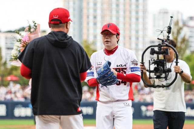 KIA 양현종(오른쪽)은 20일 광주 NC전서 KBO리그 최초 11시즌 연속 세 자릿수 탈삼진을 기록했다. 그는 올해 이탈없이 선발진을 지키며 여러 대기록에 조금씩 다가서고 있다. 사진제공｜KIA 타이거즈