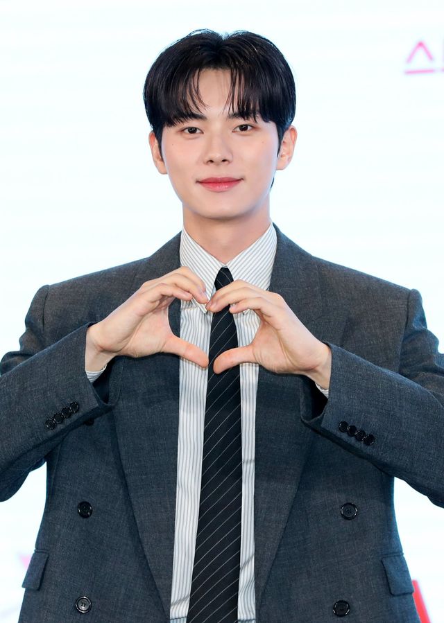 드라마 ‘폭군의 셰프’로 폭등세를 연출 중인 이채민이 앞서 ‘선재 업고 튀어’를 통해 ‘로코킹’으로 자리 잡은 변우석을 따라잡을 수 있을지 관심이 집중된다. 둘 모두 수려한 외모와 190cm에 육박하는 장신을 내세워 로맨스 코미디 장르에 특화된 배우로 주목받고 있다. 뉴시스