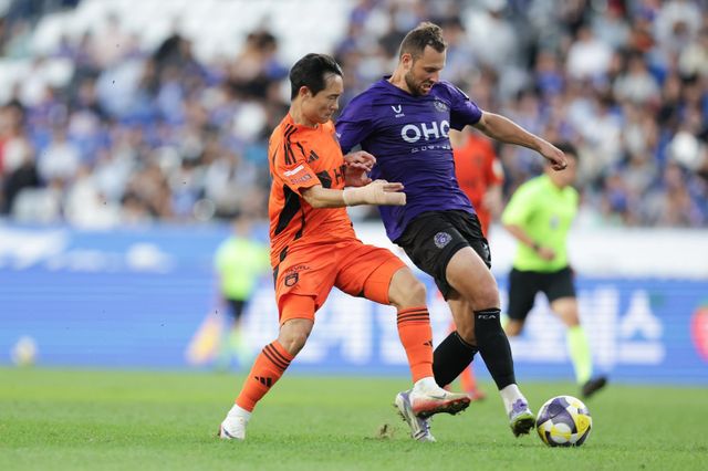 울산 엄원상(왼쪽)과 안양 토마스가 21일 문수경기장에서 열린 울산-안양전에서 공을 다투고 있다. 사진제공｜한국프로축구연맹
