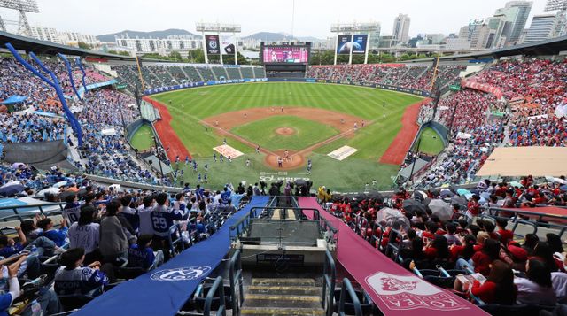 2025 정기 고연전 야구 경기가 19일 잠실야구장에서 펼쳐지고 있다. 60주년을 맞은 정기전에서 고려대가 종합 전적 3승2패로 우승을 차지했다. 잠실｜뉴시스