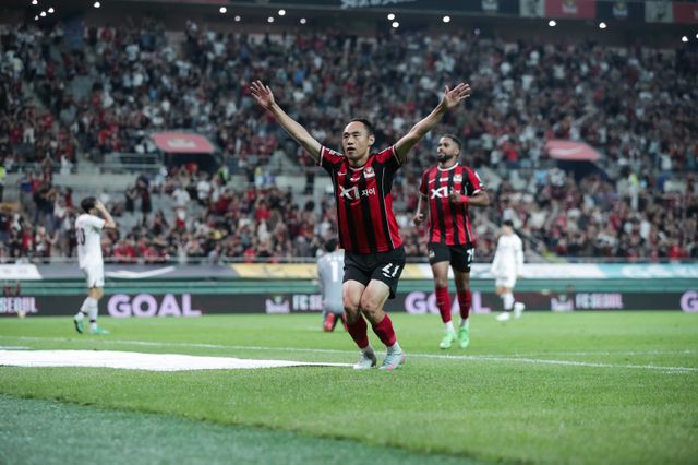 서울 문선민이 21일 서울월드컵경기장에서 열린 광주와 K리그1 홈경기에서 쐐기골을 터트린 뒤 특유의 ‘관제탑 세리머니’를 홈팬들에게 선물하고 있다. 사진제공｜한국프로축구연맹