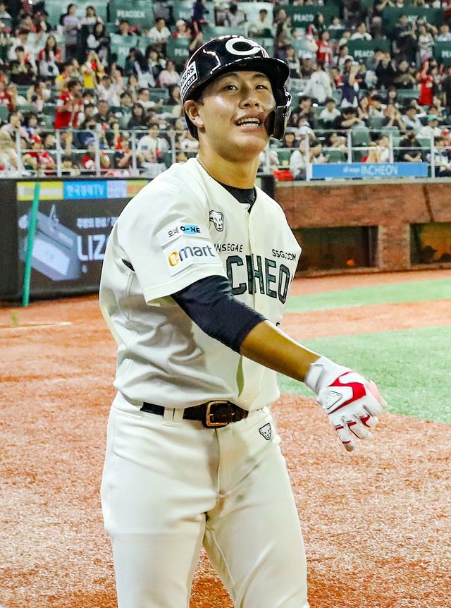 SSG 이율예가 20일 인천SSG랜더스필드에서 열린 두산전 8회말에 3점홈런을 때린 뒤 덕아웃으로 들어가며 환하게 웃고 있다. 사진제공｜SSG 랜더스