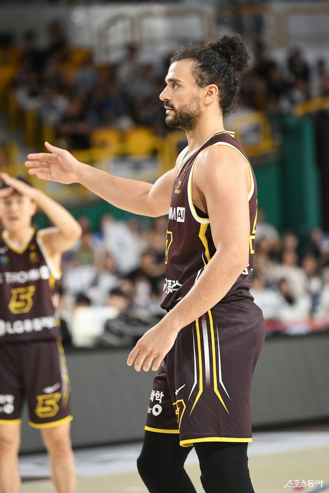 LG 아셈 마레이가 21일 창원체육관에서 열린 KCC와 ‘2025 KBL 오픈 매치 데이’에서 15점·11리바운드의 활약으로 팀의 76-67 승리를 이끌었다. 득점한 뒤 기뻐하는 마레이. 사진제공｜KBL