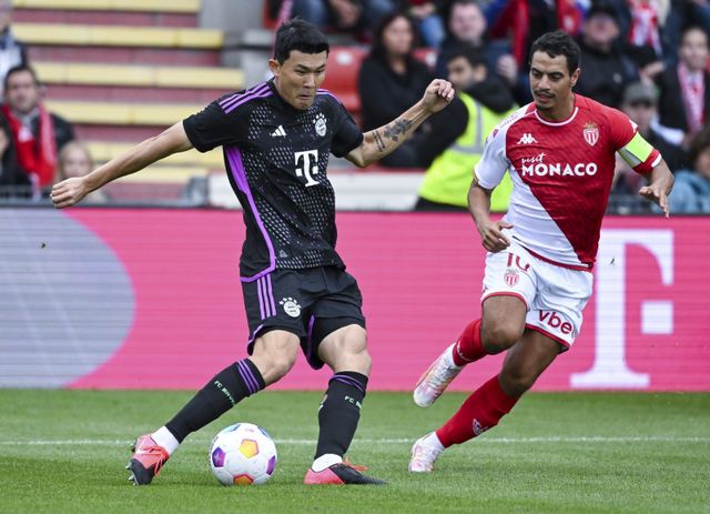 축구국가대표팀 수비수 김민재(왼쪽)는 21일 독일 진스하임의 프리제로아레나에서 벌어진&nbsp;호펜하임과 2025~2026시즌 독일 분데스리가 4라운드 원정경기에 선발출전했지만 왼쪽 종아리 부상을 입어 후반 24분 벤치로 물러났다. 이번 시즌 치열한 주전경쟁을 펼치던 중 리그 첫 선발출전 기회를 잡은 터라 아쉬움이 컸다. 그러나 다행히 부상이 경미한 것으로 나타났다. AP뉴시스