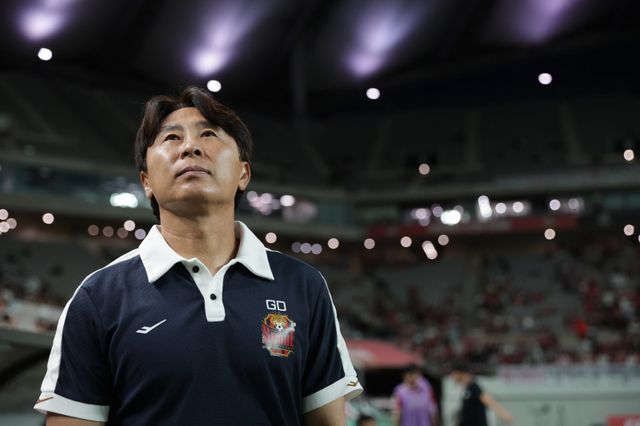 김기동 서울 감독이 21일 서울월드컵경기장에서 열린 광주와 K리그1 홈경기 도중 그라운드를 응시하고 있다. 사진제공｜한국프로축구연맹