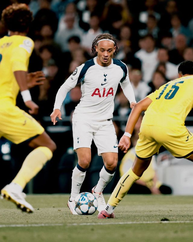 토트넘이 손흥민의 대체자로 영입한 ‘새로운 7번’ 사비 시몬스는 왼쪽 측면보다는 공격형 미드필더가 더 어울린다. 사진출처｜토트넘 홋스퍼 페이스북