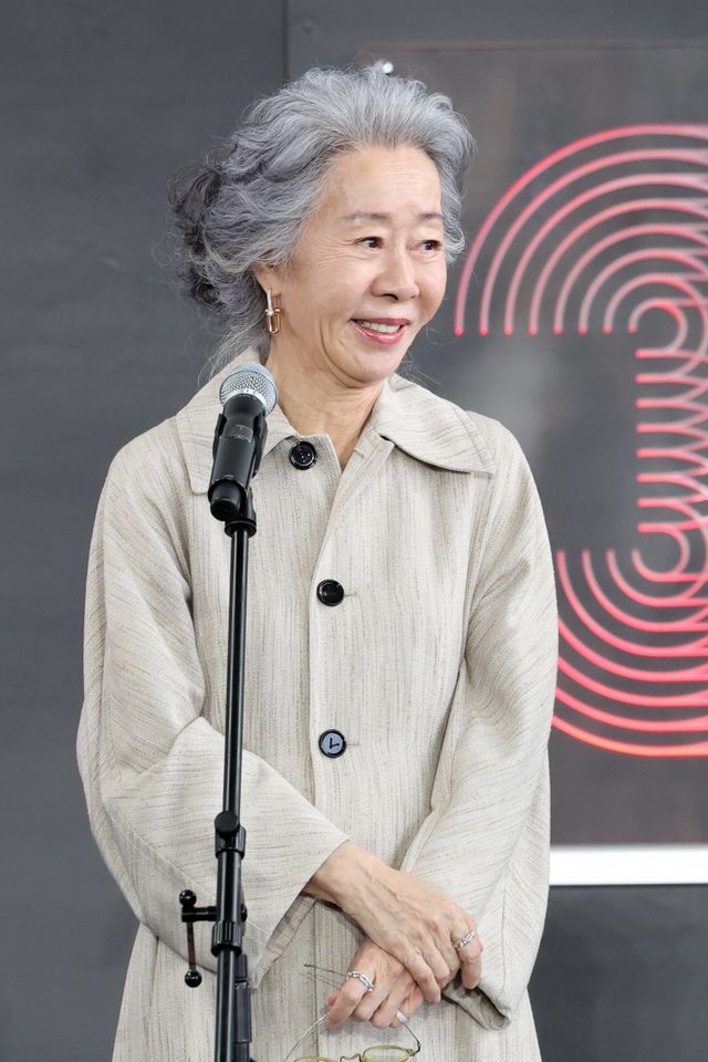 [부산=뉴시스] 박진희 기자 = 영화 ‘결혼 피로연’ 배우 윤여정이 19일 부산 해운대구 영화의전당 BIFF 야외무대에서 제30회 부산국제영화제 무대인사를 하고 있다. 2025.09.19. pak7130@newsis.com